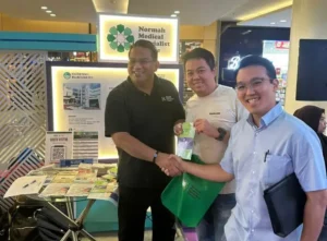 Stan RS Normah Kuching di Health and Travel Wellness Fair 2025, Central Park Jakarta, ramai dikunjungi pengunjung.