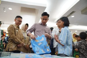 Wakil Presiden RI Gibran Rakabuming Raka bersama Wali Kota Pontianak mendampingi anak-anak yatim berbelanja buku dan perlengkapan sekolah di Toko Buku Gramedia Ayani Megamall Pontianak, Jumat (22/8).