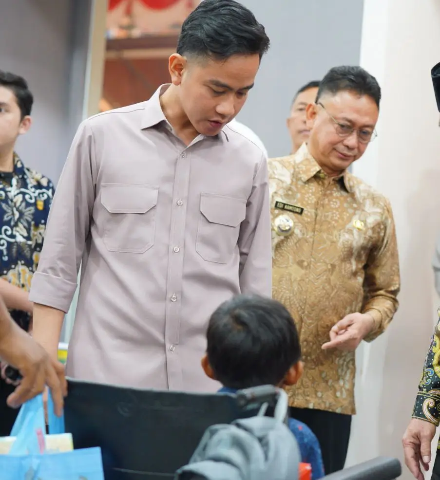 Wapres Gibran Rakabuming Raka belanja buku bersama anak yatim di Gramedia Ayani Megamall Pontianak.