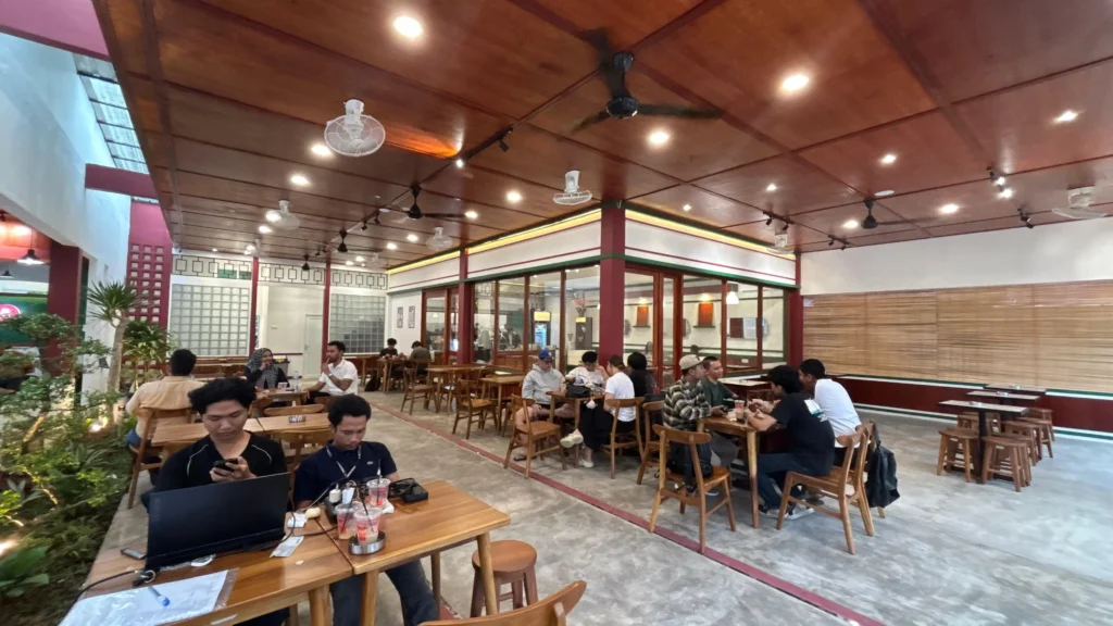 Pengunjung menikmati kopi pancong khas Djaya Kopi Tiam di cabang terbaru Sepakat II Pontianak
