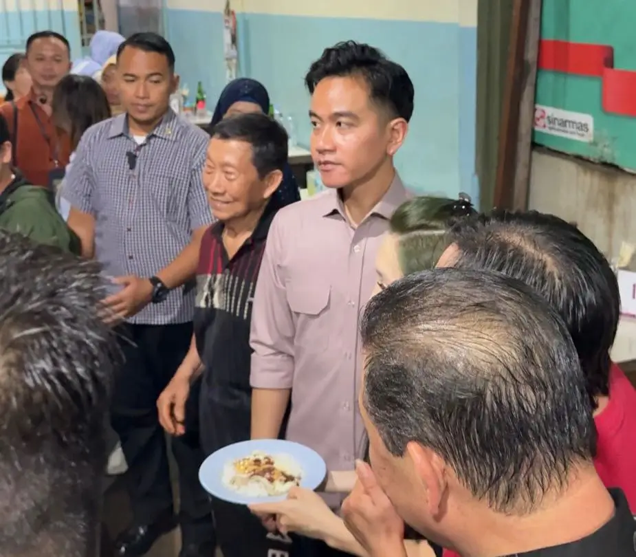 Suasana warga berkerumun saat Wapres Gibran makan Nasi Telur Ayong di Pontianak