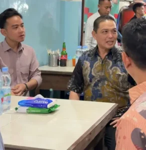 Gibran Rakabuming didampingi Gubernur Kalbar Ria Norsan dan Wali Kota Edi Kamtono di warung Nasi Telur Ayong
