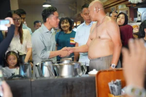 Wapres Gibran saat bercengkrama dengan Asiang, pemilik warung kopi yang telah berdiri sejak 1958