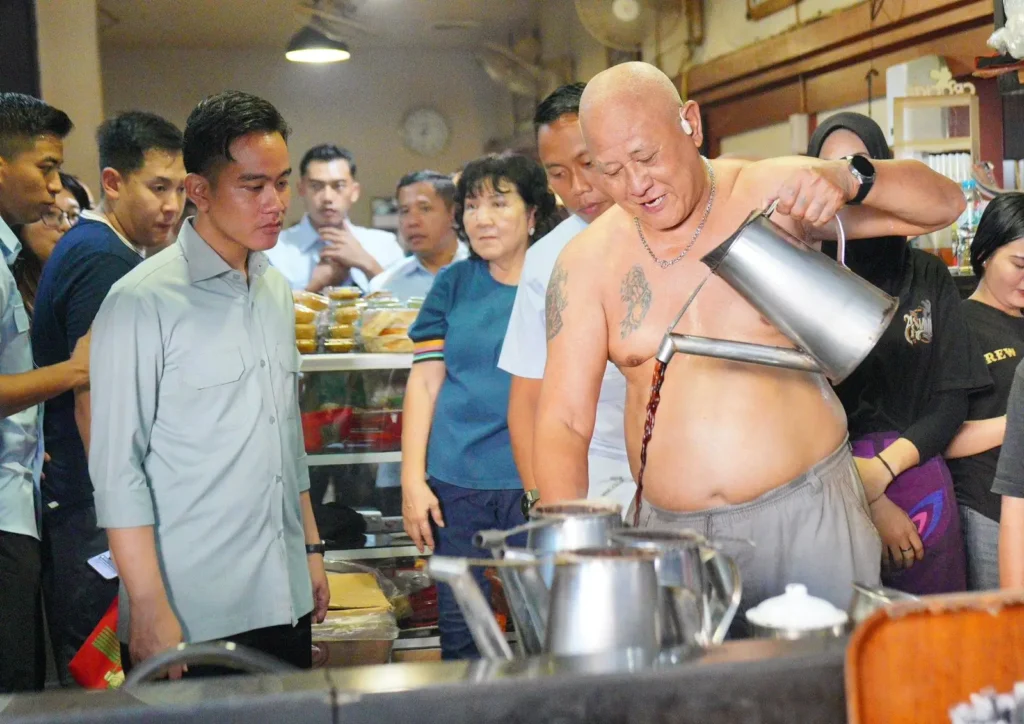 Suasana Warkop Asiang saat kunjungan Wapres Gibran Rakabuming
