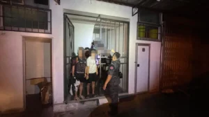 Petugas Imigrasi Malaysia saat razia judi online di Sarawak