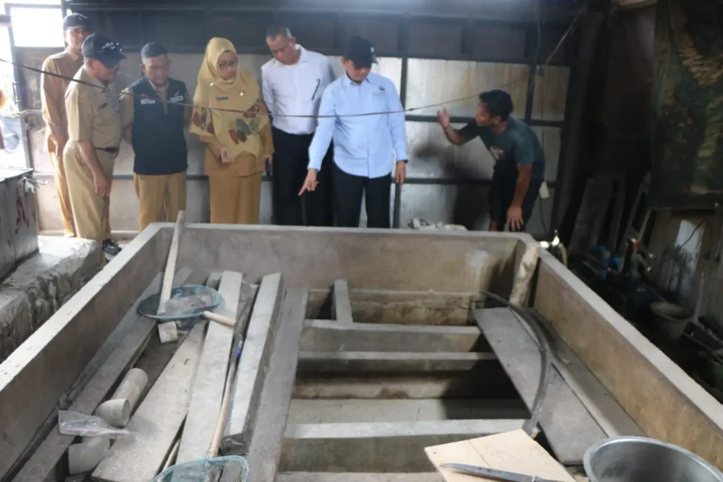 Wakil Wali Kota Pontianak Bahasan saat inspeksi pabrik tahu di Pontianak Utara