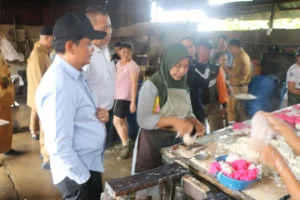 Wakil Wali Kota Pontianak Bahasan saat inspeksi pabrik tahu di Pontianak Utara