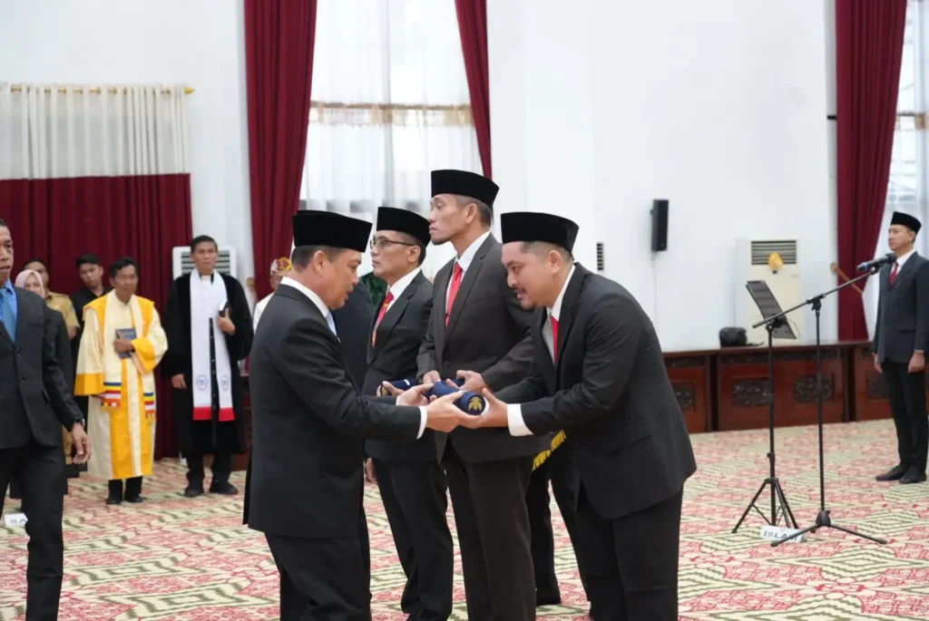 Gubernur Kalbar Ria Norsan melantik pejabat Eselon III di Balai Petitih