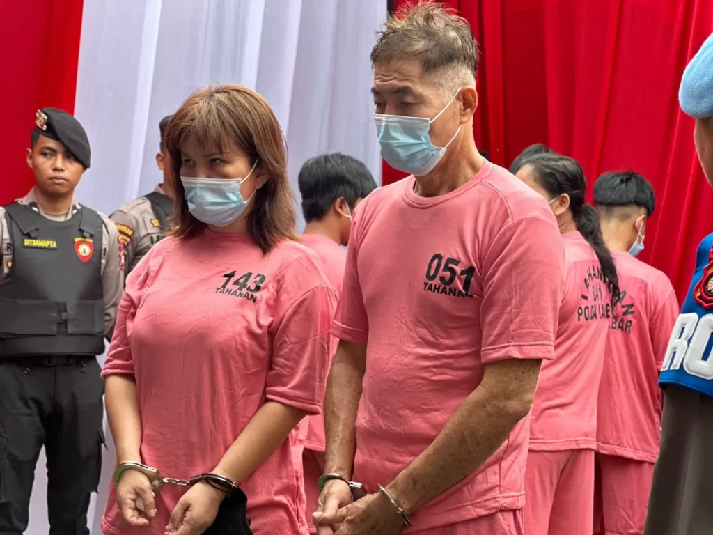 Sepasang suami istri asal Kuching, Malaysia ditangkap Direktorat Reserse Narkoba Polda Kalbar setelah berusaha menyelundupkan dua kilogram sabu.