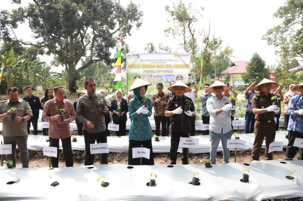 Gerakan serentak tanam cabai dan jagung di Balai Benih Induk Hortikultura Pontianak.