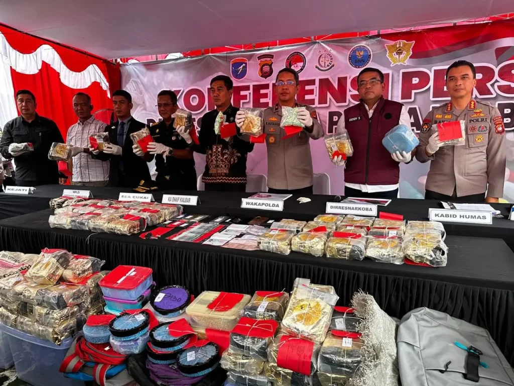 Barang bukti sabu 77 kilogram dan 54 ribu ekstasi hasil penyelundupan dari Malaysia.