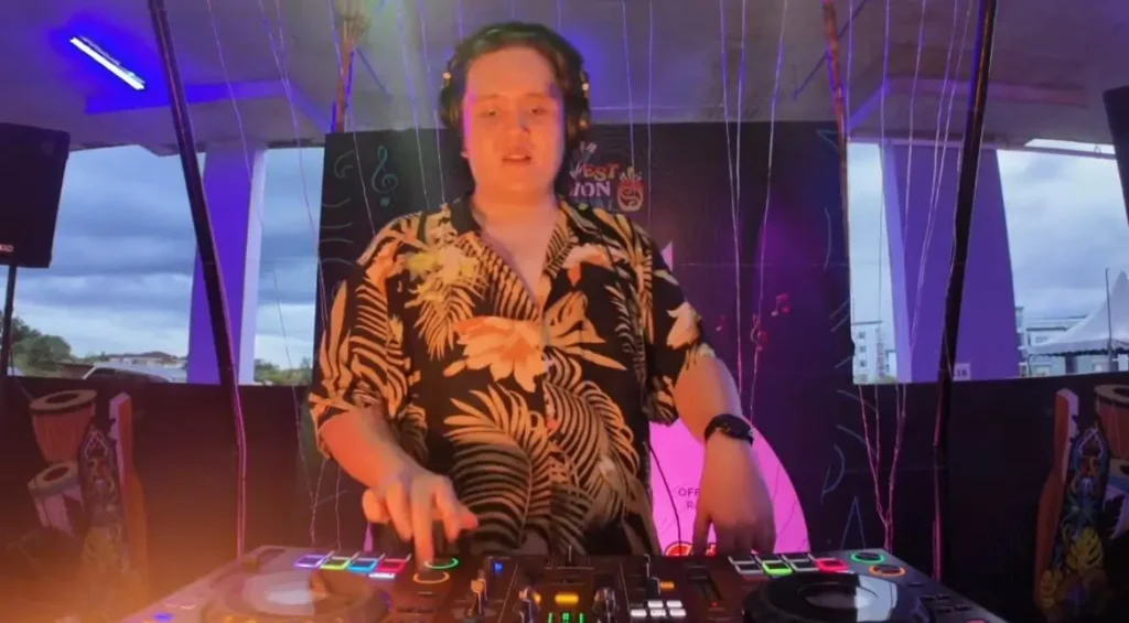 Salah satu DJ asal Kuching sekaligus Co-Founder Sonic Syndicate, Hazim Shahidan bakal hadir di Breaking The Border: VIBIN’ in Pontianak.