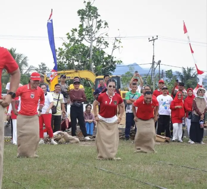 Wali Kota Singkawang Tjhai Chui Mie ambil bagian dalam Lomba Permainan Tradisional balapan karung. (mediacenter.singkawangkota.go.id)