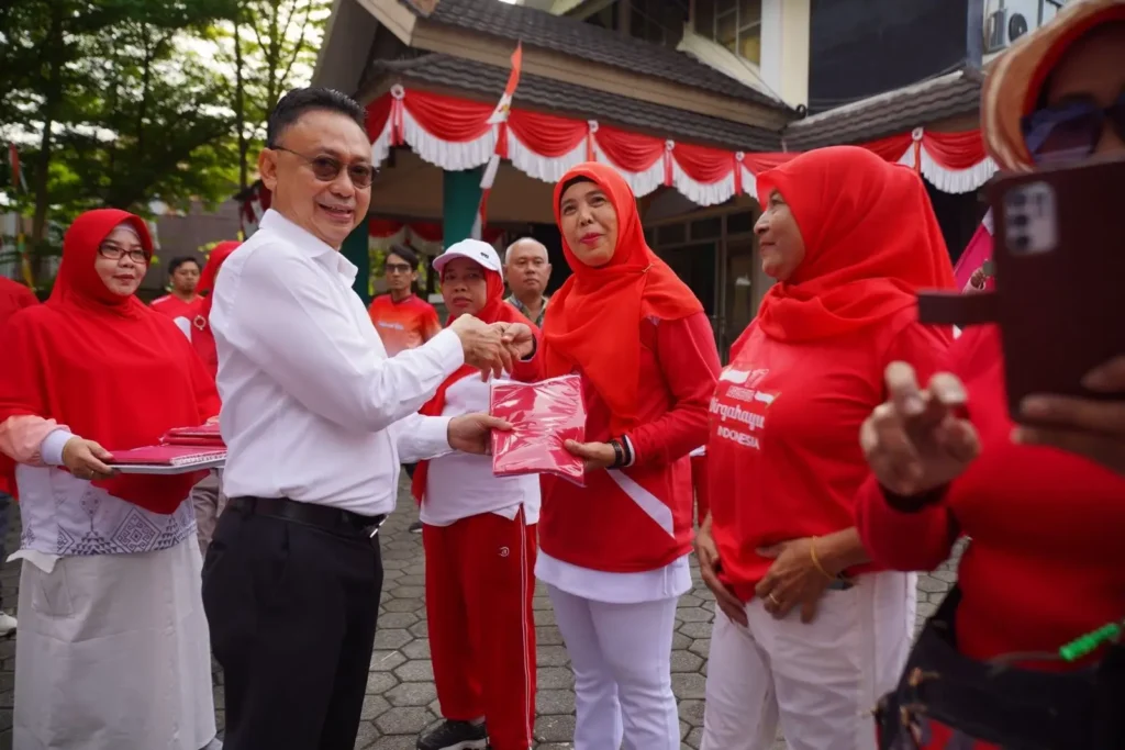 Wali Kota Pontianak Edi Rusdi Kamtono turut bagikan bendera Merah Putih kepada warga di halaman Kantor Camat Pontianak Kota, Jumat (15/8). (pontianak.go.id)