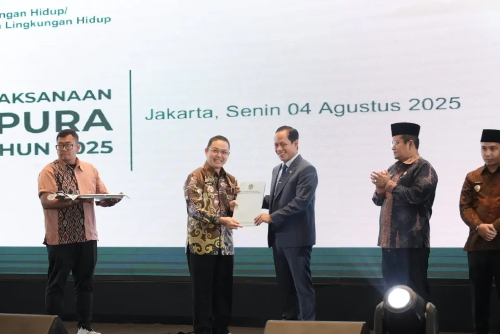 Menteri LH Hanif Faisol Nurofiq bersama Gubernur Kalbar H Ria Norsan usai sosialisasi Kebijakan dan Pelaksanaan Adipura Baru di Hotel Fairmont Jakarta Pusat, Senin lalu. (Kalbarprov.go.id)