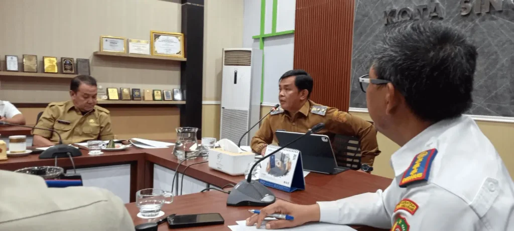 Rakor terkait Pembebasan Tanam Tumbuh yang halangi pandangan petugas ATC Bandara Udara, Selasa (05/08). (MC Singkawang)