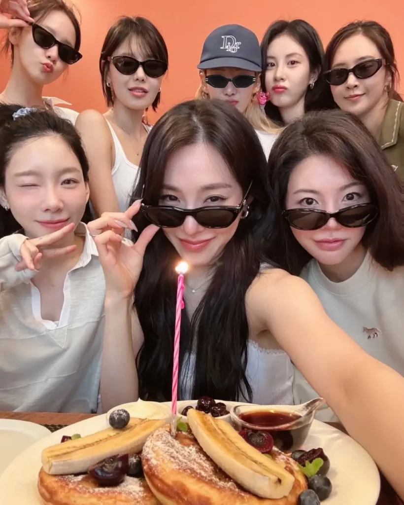Girls’ Generation (SNSD) tampil bersama sebagai formasi lengkap untuk pertama kalinya dalam waktu yang lama. (Instagram/@tiffanyyoungofficial)
