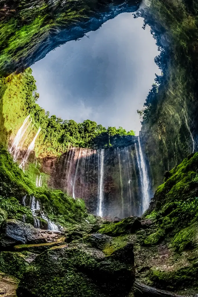 Pemandangan Air Terjun Tumpak Sewu di Lumajang. (lumajangkab.go.id)