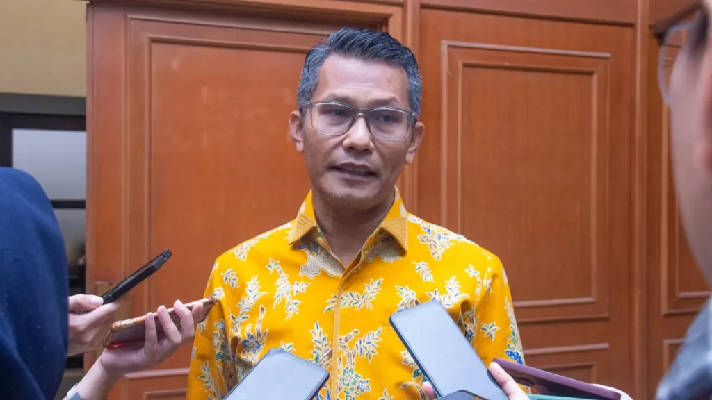 Juru Bicara Kemenperin Febri Hendri Antoni Arief saat memberikan keterangan pers mengenai aturan impor tekstil dan produk tekstil (TPT) 2025. (Kemenperin)