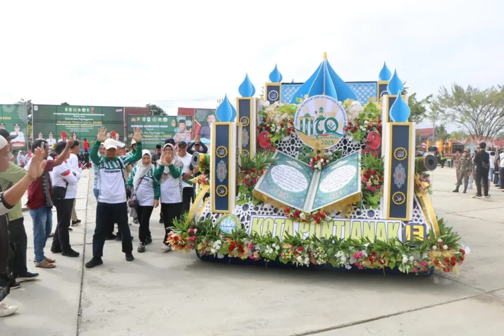 Kendaraan hias Kafilah Kota Pontianak saat tampil di Pawai Ta’aruf MTQ XXXIII Kalbar di Kapuas Hulu