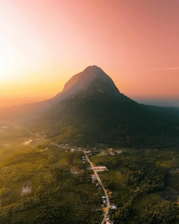 Pemandangan Bukit Kelam di Sintang Kalimantan Barat dari kejauhan. (Instagram /@markariuskrismade)