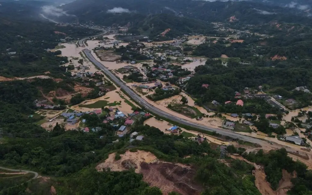 Foto udara kawasan terdampak banjir dan longsor di Penampang Sabah. (x.com/anwaribrahim)