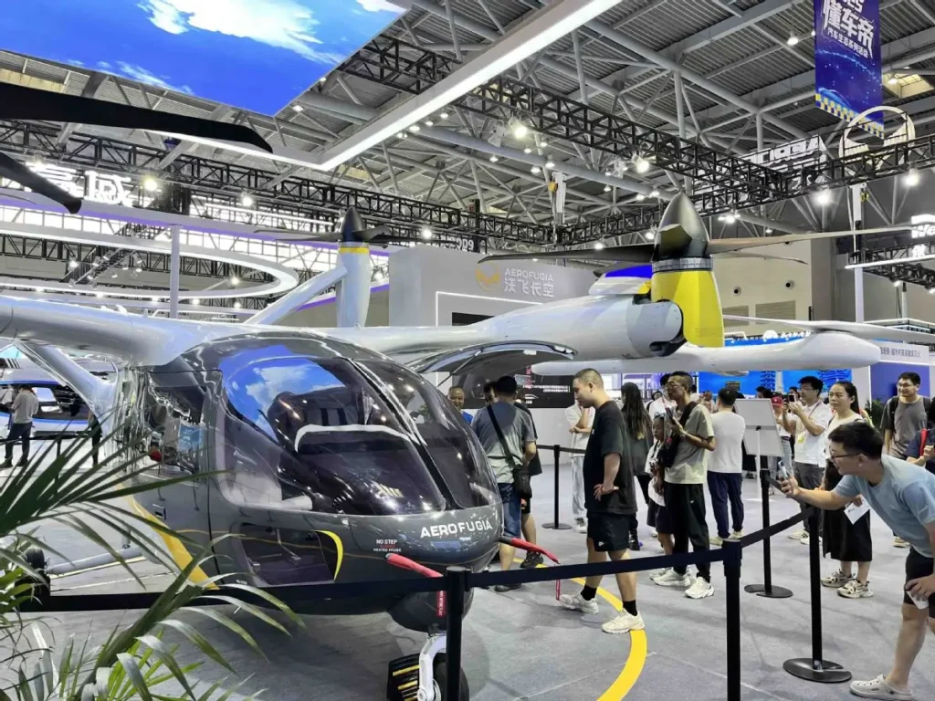 Stand pameran teknologi AI dan kendaraan listrik terhubung cerdas di Tiongkok. (Deng Rui/chinadaily.com.cn)