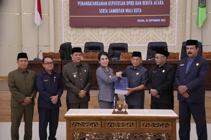 Wali Kota Singkawang Tjhai Chui Mie menghadiri Rapat Paripurna DPRD tentang Perubahan APBD 2025 (MC Singkawang)