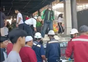 Tangkapan Layar - Gotong royong masyarakat memperbaiki halte pascakerusakan. (x.com/agasandra)