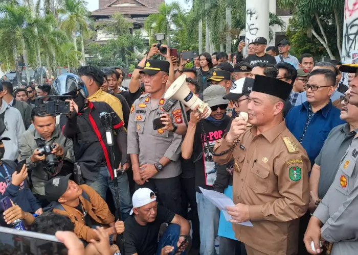 Ria Norsan menemui mahasiswa aksi demo di Pontianak secara terbuka dan akrab