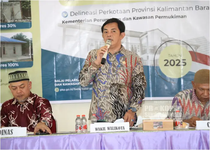 Wakil Wali Kota Muhammadin bersama pejabat Pemkot Singkawang dalam kegiatan sosialisasi Program BSPS
