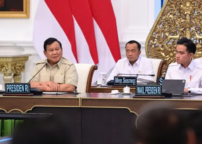 Presiden Prabowo Subianto memimpin rapat terbatas ekonomi bersama menteri kabinet di Istana Merdeka. (BPMI Setpres/Muchlis Jr)