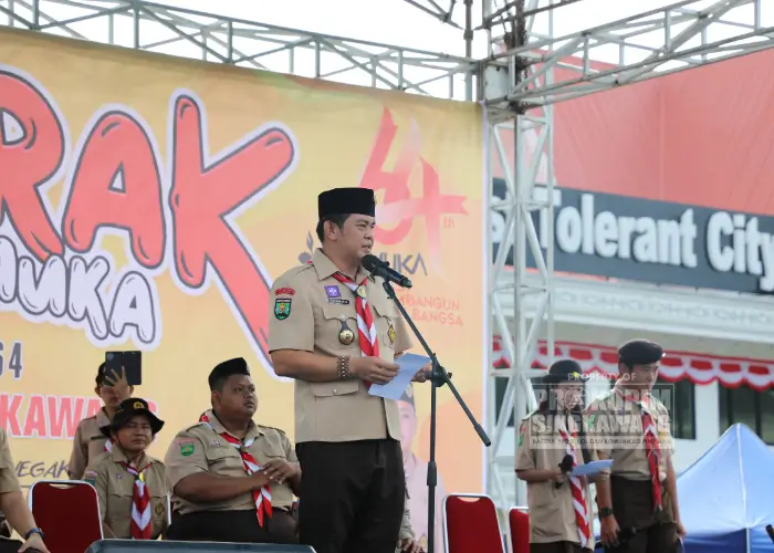 Wakil Wali Kota Singkawang Muhammadin membuka Lomba Semarak Hari Pramuka ke-64 bersama peserta dan pembina Pramuka. (Prokopim Singkawang)