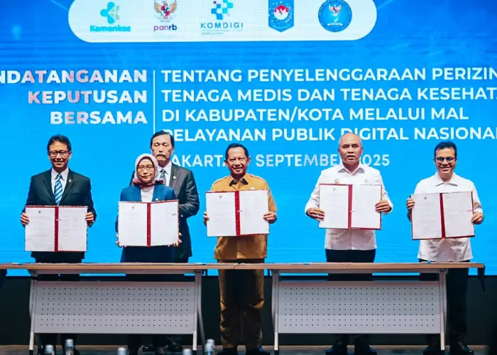 Wamenkomdigi Nezar Patria saat penandatanganan keputusan bersama MPPDN 2.0 di Jakarta. (Komdigi.go.id)