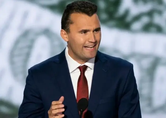 Aktivis konservatif Charlie Kirk saat berbicara di acara publik sebelum penembakan. (x.com/charliekirk11)