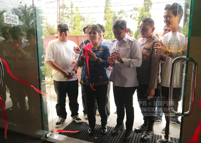 Wali Kota Singkawang Tjhai Chui Mie meresmikan Kafe Garis di Jalan Merdeka, Singkawang Barat. (Prokopim Singkawang)