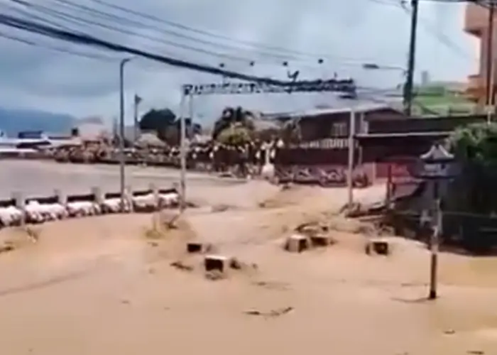 Banjir besar di Thailand merendam rumah warga dan jalanan di Phetchabun. (x.com/ClimateRe50366)