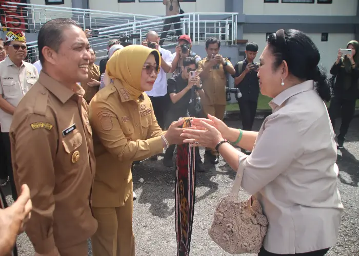 Gubernur Kalbar Ria Norsan bersama istri, Hj. Erlina saat menyambut Menkop RI Ferry Juliantono serta rombongan Komisi VI DPR RI yang dipimpin Siti Hediati Soeharto di Bandara Supadio Kubu Raya.