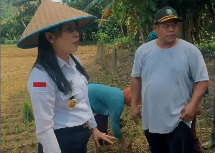 Wali Kota Singkawang Tjhai Chui Mie berdialog dengan Petani Harum Manis pada peringatan Hari Tani Nasional 2025. (instagram.com/tjhaichuimie)