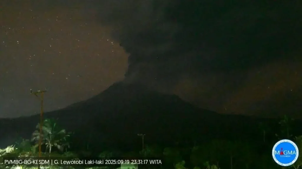 Kolom abu letusan Gunung Lewotobi Laki-laki di Flores NTT membumbung tinggi ke langit pada 19 September 2025. (x.com/InfoFPMKI)