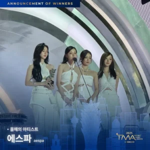 Grup K-pop aespa menerima penghargaan di The Fact Music Awards 2025 Macau.