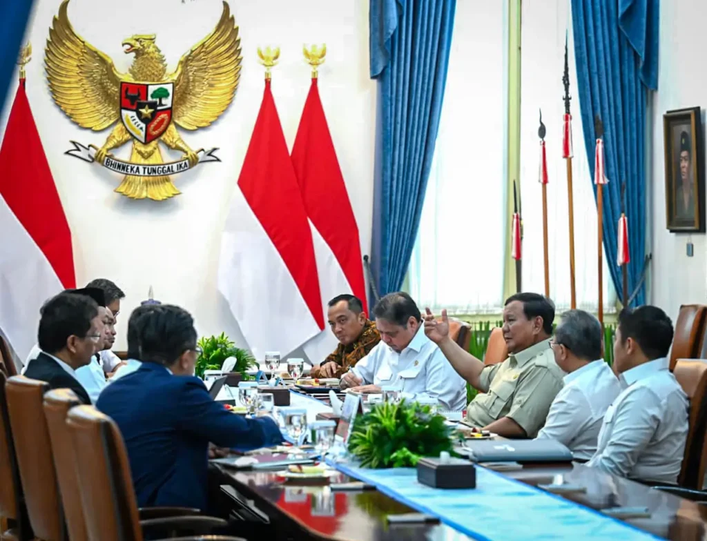 Presiden Prabowo Subianto memimpin rapat terbatas di Istana Merdeka bahas percepatan program prioritas nasional. (BPMI Setpres)