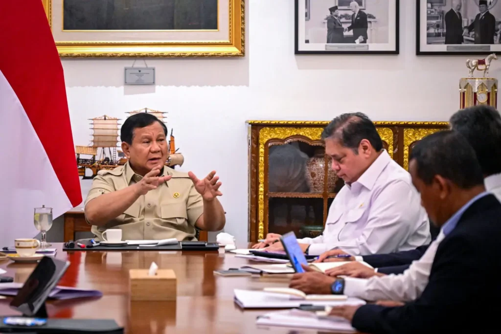 Airlangga Hartarto bersama Presiden Prabowo Subianto dalam rapat terbatas membahas program akselerasi pembangunan 2025 di Istana Kepresidenan Jakarta. (BPMI Setpres)