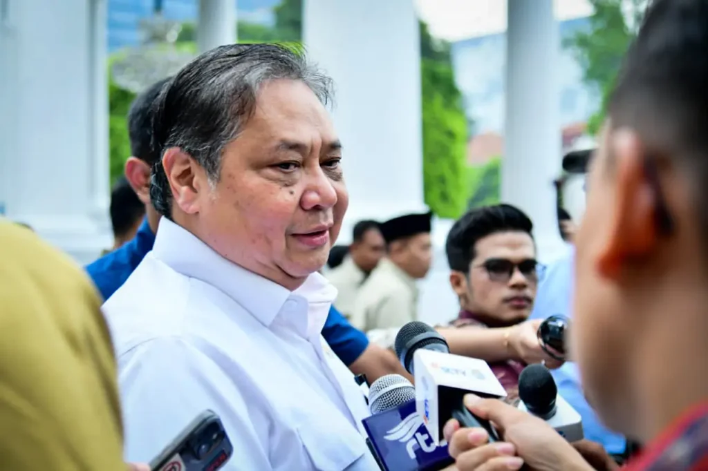 Airlangga Hartarto menghadiri rapat terbatas membahas program magang nasional di Istana Kepresidenan Jakarta. (BPMI Setpres)