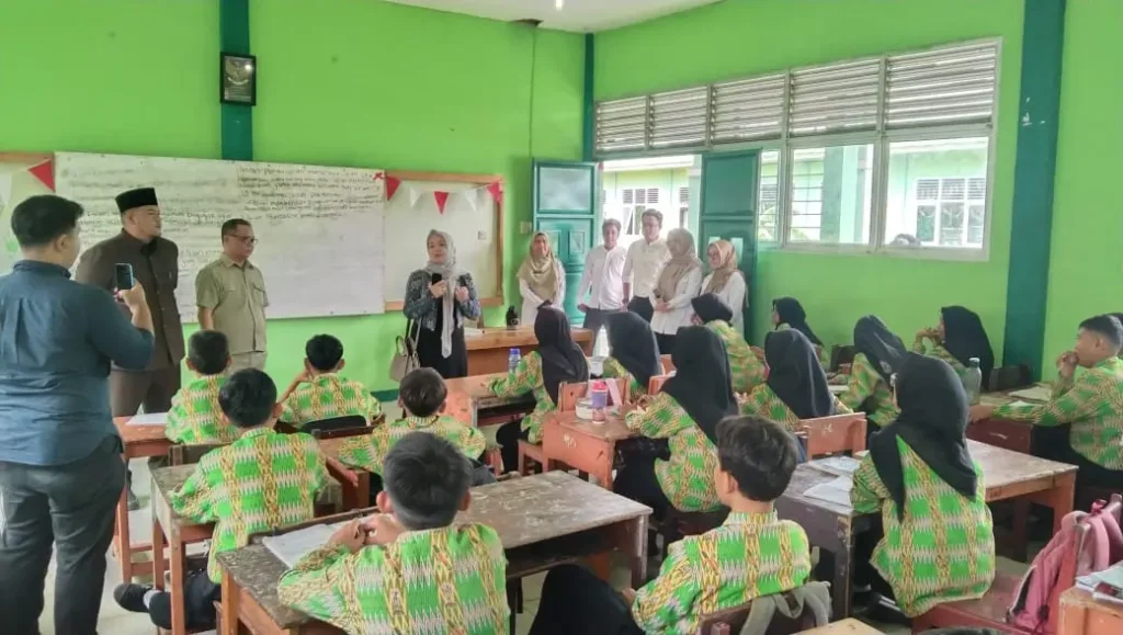 DPRD Pontianak meninjau kualitas makanan program MBG di dapur umum