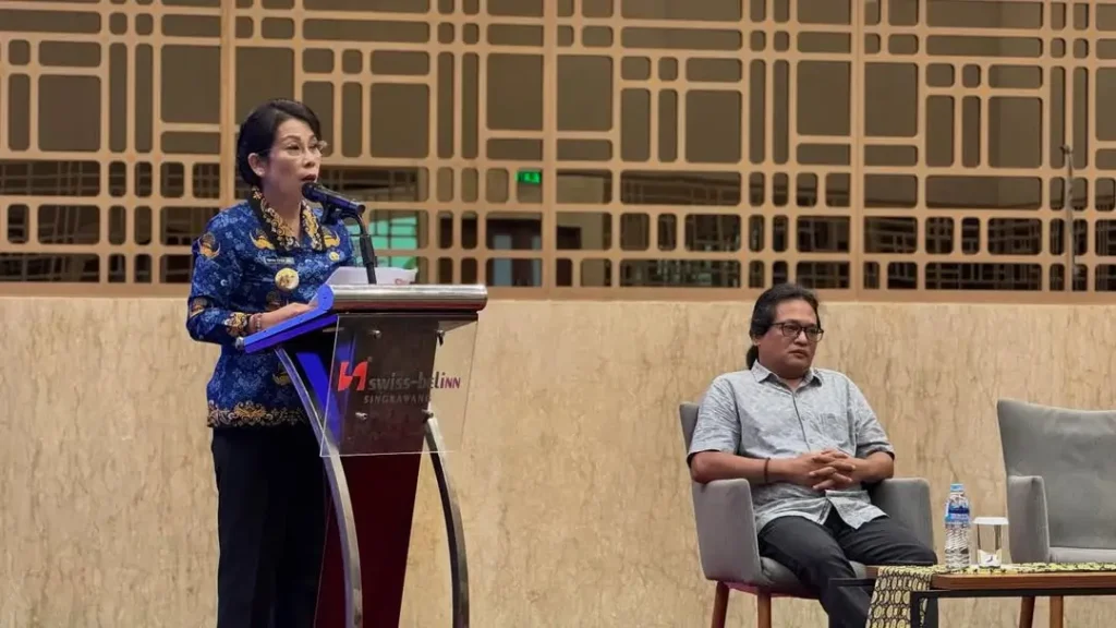 Wali Kota Singkawang Tjhai Chui Mie membuka pelatihan penyusunan anggaran kelurahan berbasis ekologi (ALAKE). (instagram.com/tjhaichuimie)