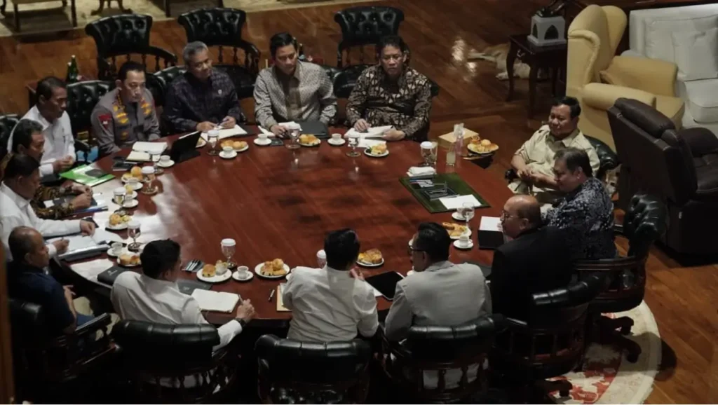 Presiden Prabowo Subianto memimpin rapat terbatas bersama menteri di Hambalang, Bogor. (BPMI Setpres)