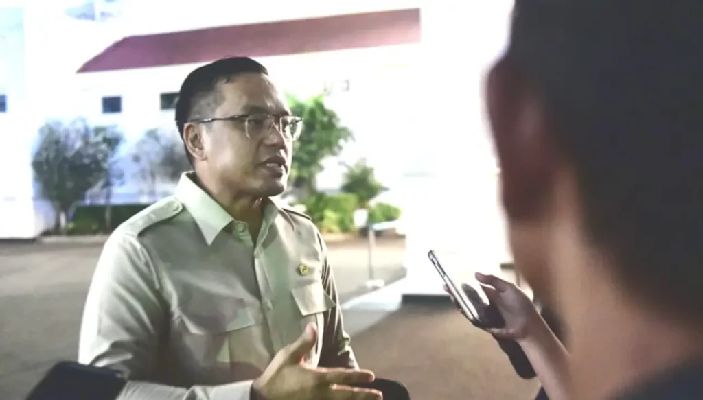 Dirut Pertamina Simon Aloysius Mantiri usai rapat dengan Presiden Prabowo di Istana Merdeka. (BPMI Setpres)