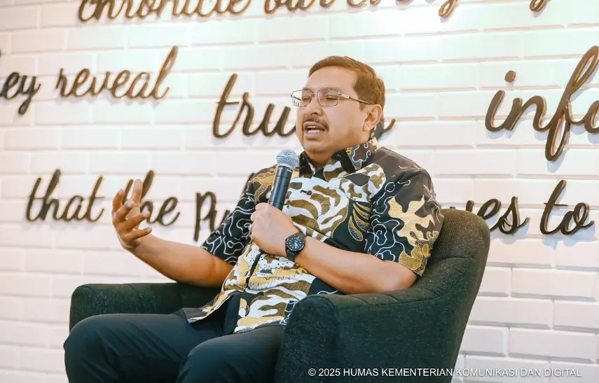 Sekjen Kementerian Komdigi Ismail saat memaparkan transformasi digital dalam acara Ngopi Bareng Sekjen di Jakarta. (Komdigi)