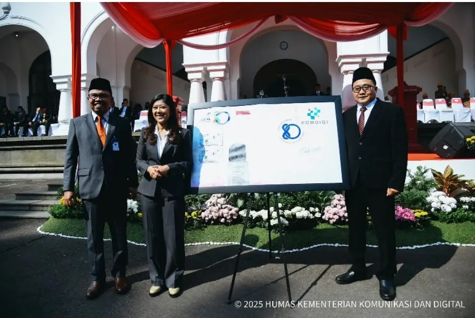 Menteri Komunikasi dan Digital Meutya Hafid saat upacara Hari Bhakti Postel ke-80 di Kantor Pusat PT Pos Indonesia. (Komdigi)